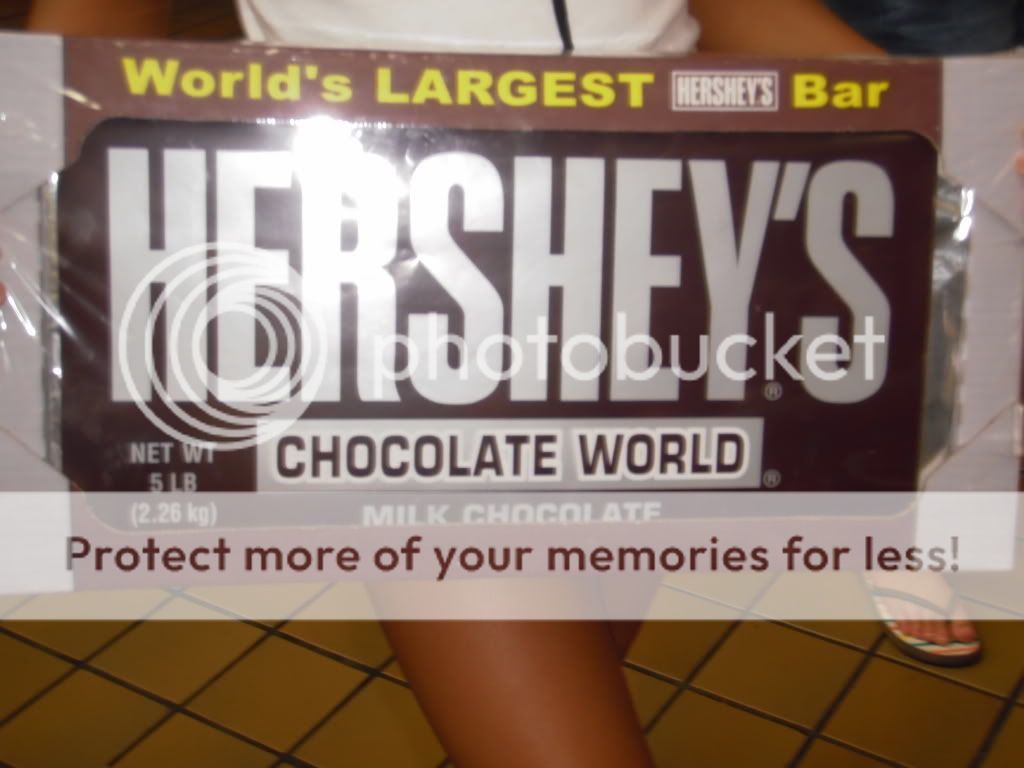 Worlds Largest HERSHEY BAR!! Photo by LiLmIzMuSiC22 Photobucket